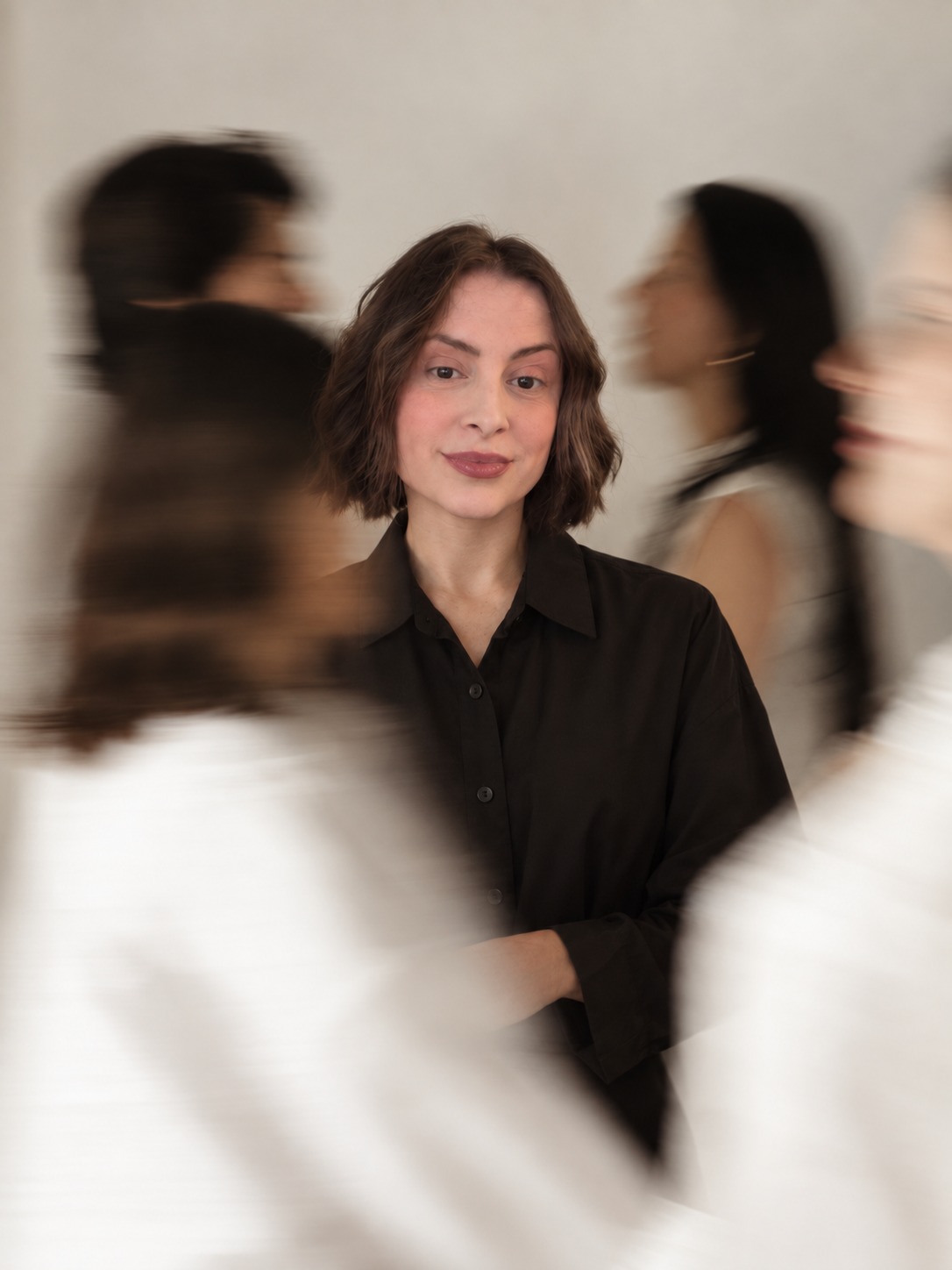Raquel Mendonça, fundadora da JUBS, em retrato editorial com camisa preta